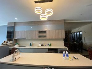 cho thuê nhà nguyên căn 3 tầng - đường rộng 18m - gần hồ bơi - an ninh, yên tĩnh