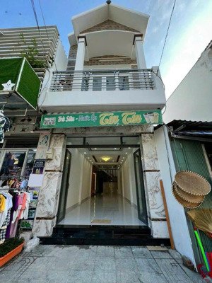 bán gấp nhà 1 lầu , 5x22 nằm ngay chợ bình chánh giá 820 triệu, đang cho thuê 22 triệu/tháng