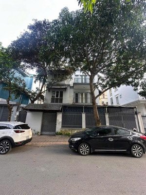 chủ nhà gửi bán nhà phố giảng võ:135m2,4 tầng,mt:11m.giá:63tỷ.lh:0888999766