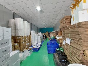 cho thuê nhà kho quận 7 diện tích 300 m có trần la phông mát gắn máy lạnh được.