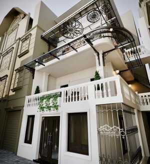 lô góc - mặt tiền to - trung tâm quận đống đa - bàn giao mới koong gần ô tô