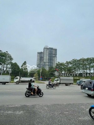 mặt tiền 5 m -- view vườn hoa -- gpxd 7 tầng -- đối diện park city -- đang cho thuê 10 triệu