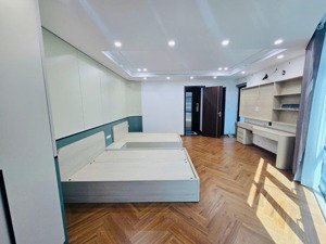 hiếm nhà bồ đề 33m2 chỉ 6.6 tỷ 50m mặt phố hồng tiến,sát chợ trường qt bệnh viện tâm anh,ở sướng