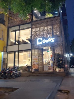 cho thuê phố huỳnh thúc kháng mt khủng 10m. dt 600m2. thông sàn. vỉa hè rộng. nhận diện thương hiệu