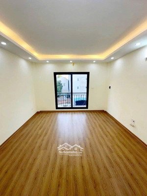 chính chủ cho thuê nhà mới tinh lâu dài phố đàm quang trung long biên 3 phòng ngủ 11 triệu/ tháng