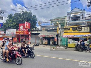 mặt tiền kinh doanh dt 5,5mx18m kết cấu 3 tầng sổ hoàn công vuông vức chỉ 9,x tỷ