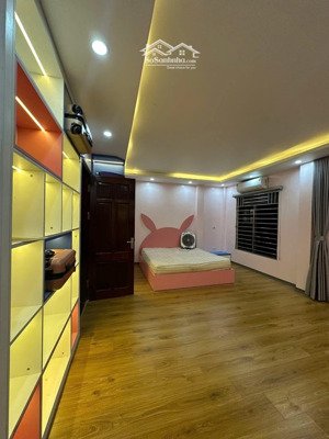 nhà đẹp long lanh chủ tặng toàn bộ nội thất chỉ việc đến ở ,gần các trung tâm lớn ,rất tiện ích