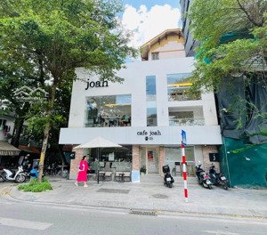 cho thuê nhà mặt phố cầu giấy được thiết kế 3 tầng, diện tích sử dụng 160m2, mặt tiền rộng 10m.