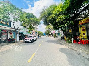 gấp -bán chdv 4 tầng đường nhựa 5m thông ra ga metro thu nhập sẵn 60tr/tháng