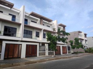 bán gấp nhà phố bà rịa 1 trệt 2 lầu 100m2, sổ hồng riêng, trung tâm bà rịa. lh phạm yến 