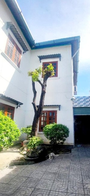 biệt thự phạm văn đồng linh tây thủ đức, dt 165m2, 10.5mx16m, 3 tầng, mái ngói giá rẻ chỉ 7.2 tỷ