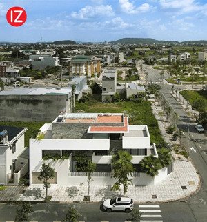 bán nhà 2 tầng mt đường quốc hương - xuân thủy trung tâm thảo điền,dt 13x15m,giá 31 tỷ,hđt 80tr/th