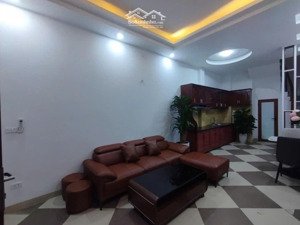 bán gấp nhà dân xây sát phố văn chương, đống đa, gần hồ văn chương, dt 33m2 mt 4,5