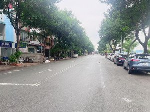 mặt tiền hẻm xe hơi 16 chỗ-kế bên phú mỹ hưng-ngang
khủng 6,5m-thích hợp xây chdv,biệt thự