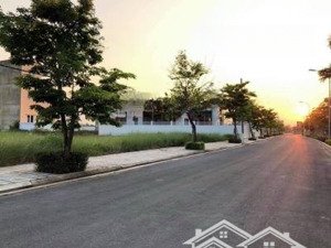 bán lô biệt thự siêu rẻ 400m2 (16x25) cạnh đường lớn trần đại nghĩa gần trường đh fpt.lh 