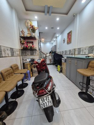 nhà mới q4- sát mt - hẻm 4m- 30m2- 2 lầu đúc - giá 5 tỷ nhỉnh