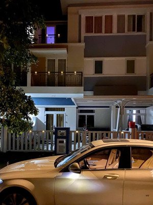 bán biệt thự siêu đẹp giá rẻ mặt tiền phường phú hữu quận 9