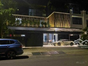 bán biệt thự khu đô thị dịch vọng, dt 300m2 x 5 tầng, mặt tiền 15m, giá 90 tỷ.