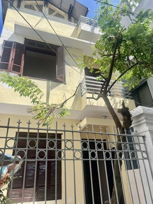 cho thuê cả nhà biệt thự 3 mặt thoáng, diện tích cả sân 76m2, phố lâm du, ngay đầu cầu chương dương