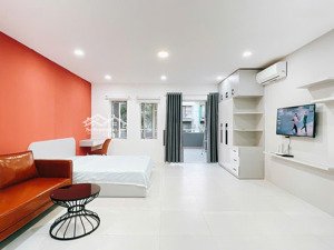 cho thuê căn hộ dịch vụ studio, 1pn, ban công sân vườn rộng dt: 70m2 khu phú mỹ hưng q7, full nt