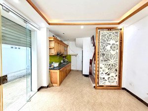 bán nhà phố trần thái tông , 30m x 5 tầng giá 7.5 tỷ, kinh doanh sầm uất .