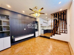 nhà đẹp trung tâm cầu giấy 5tầng - oto đỗ cữa - nội thất hiện đại sang trọng - chỉ nhỉnh 10 tỷ.