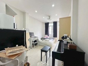 trống căn studio ban công ngay quận 10 rộng rãi gần đh kinh tế