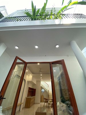 cho thuê nhà hẻm bạch đằng trung tâm nha trang, gần chợ xóm mới . giá 18triệu/tháng