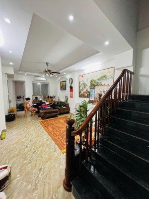 chỉ 9 tỷ có nhà 57m² gần royal city, vài bước ra phố lớn, ngõ thông mấy phố, sổ đẹp chính chủ