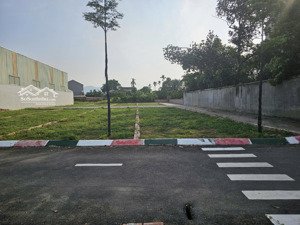 trục chính cách nhà máy in tiền khoảng 300 m. cách tuyến metro 5 khoảng 1,5 km