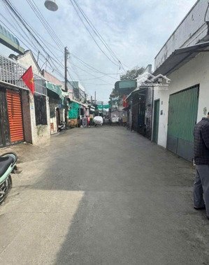 chính chủ cần bán lô đất vip ngay tthc dĩ an. giáp thủ đức. dt 81,6m.