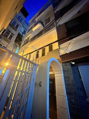 bán nhà dân xây đầu trần cung gần hoàng quốc việt cực chất, mặt tiền rộng, ngay gần mặt phố