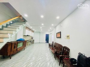 nhà 1 trệt 1 lầu gần ngay coopmart phường thống nhất chỉ 2 tỷ 400tr