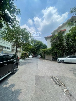 bán bt làng việt kiều châu âu, hà đông. 253m 4 tầng, mặt tiền quyền lực 15m. 65 tỷ.