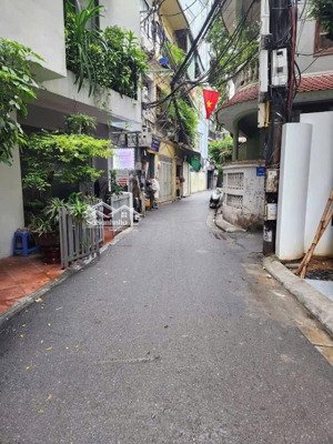 xuân diệu - mặt ngõ thông -kinh doanh -lô góc ô tô qua nhà -30m ra ô tô tránh 30m ra hồ tây. ngõ