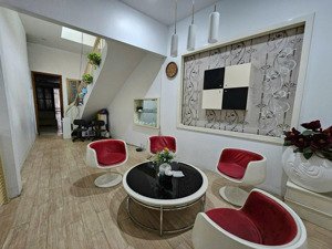 bán nhà mặt đường bạch đằng gần gia viên, ngang 3.8m nở hậu, dt 69m2, nhà 3 tầng đang cho thuê 26tr