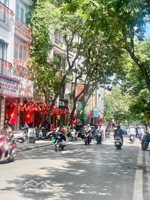 đội cấn- mặt ngõ- dân xây-gần ô tô- gần hồ tây- kinh doanh- mới đẹp ở ngay .