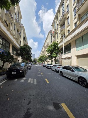 dương nội. hà đông. 14,3 tỷ. nhà 5 tầng dân xây. 50m2 mt 4,2m k lỗi nhỏ. phân lô vỉa hè ô tô tránh