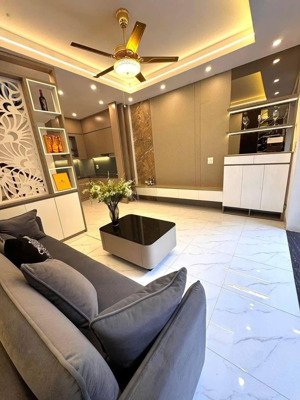 phân lô quân đội nguyễn trãi, ô tô đỗ cửa, 1km ra royal cicy, 46m2 + 5 tầng , giá 11,3 tỷ .