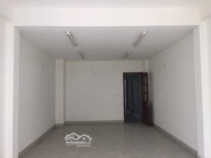 cho thuê nhà măt phố ngô thì nhậm: diện tích 90m x 4 tầng, mặt tiền 4m, mỗi tầng 2 phòng, thang máy