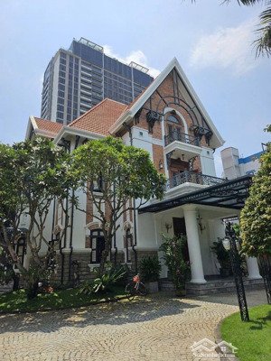 cần bán nhà biệt thự mt nguyễn ư dĩ, p.thảo điền, tp. thủ đức. dt:30x40m, hầm 2 lầu. gía 370 tỷ tl