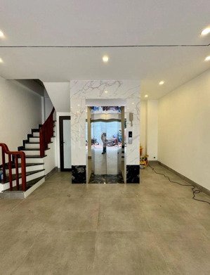 siêu phẩm nhà đẹp xây mới trung tâm long biên đối diện aeon mall ô tô vào nhà - thang máy