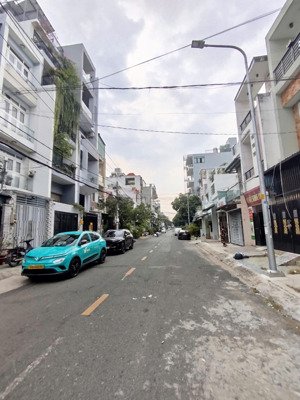 nhà mặt tiền 4 tầng đẹp đường lê quốc trinh. 240m2 sàn. 5 pn, 4wc.