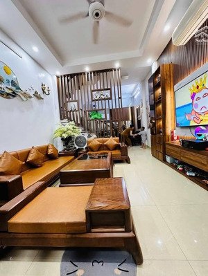 cực độc thái thịnh, sát phố, ngõ thông 2 thoáng, cách ô tô 20m, kinh doanh, dân xây chắc 42m*6t