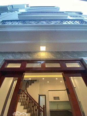 nhỉnh 5 tỷ chút xíu nhà 5 tầng mới thạch bàn -long biên