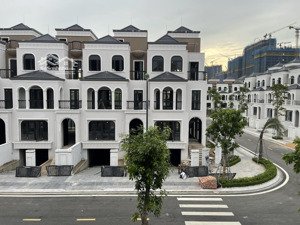 bán liền kề ciputra 140m2 mt 7m, thiết kế 4 tầng 1 hầm, có 6 phòng ngủ, hướng tây nam cực hiếm