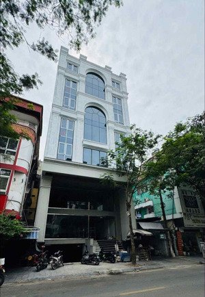 bán nhà mặt phố trúc bạch, ba đình, 130m2 , 7 tầng thang máy, có vỉa hè.