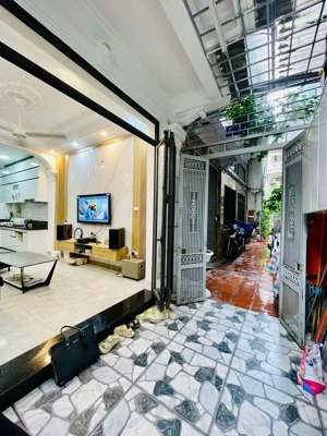 siêu phẩm đống đa -vị trí trung tâm -nhà mới 5 tầng full nội thất-ngõ nông thẳng-nhỉnh 8 tỷ