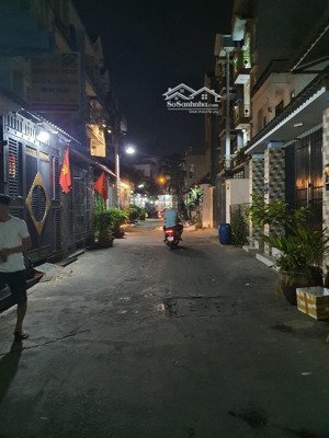 8tỷ 100 thương lượng, bán nhà 4 tầng, ôtô vào nhà, đường 7 mét thông, dt: ngan 4 mét - dài 18 mét.