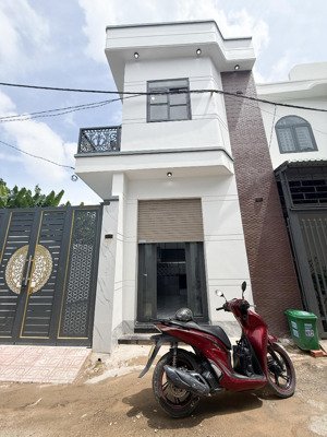 chủ gửi bán căn nhà 1 trệt 1 lầu phường biên hoà.( hoá an củ).dt: 60m2. giá: 2tỷ5 tl đường nhựa 6m